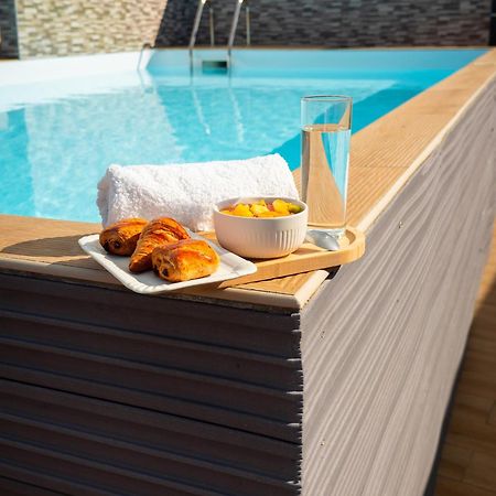 Evasion En Plein Coeur De La Ville Studio Jacuzzis Sauna Et Piscine Au Centre De Порт Луис Екстериор снимка