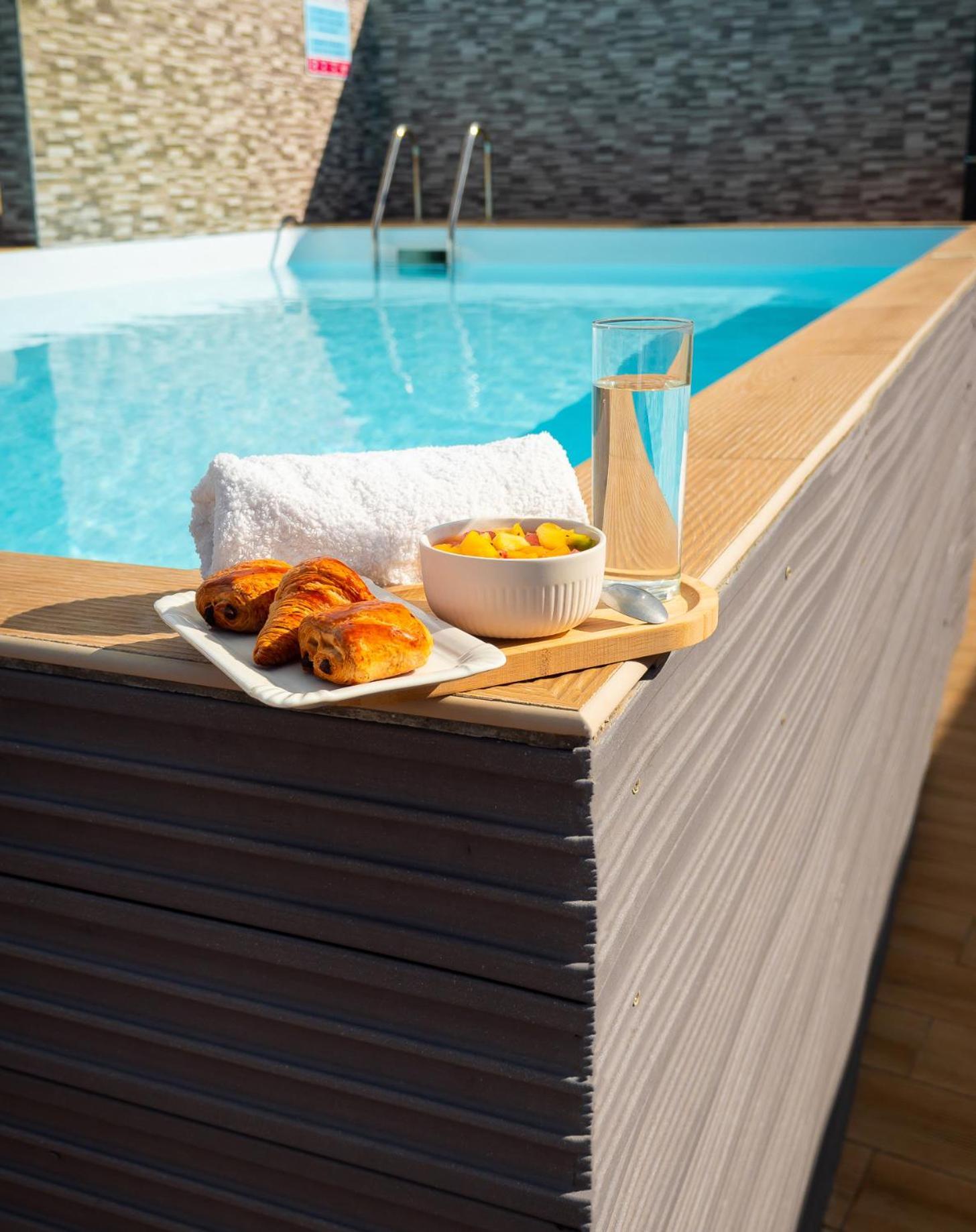 Evasion En Plein Coeur De La Ville Studio Jacuzzis Sauna Et Piscine Au Centre De Порт Луис Екстериор снимка